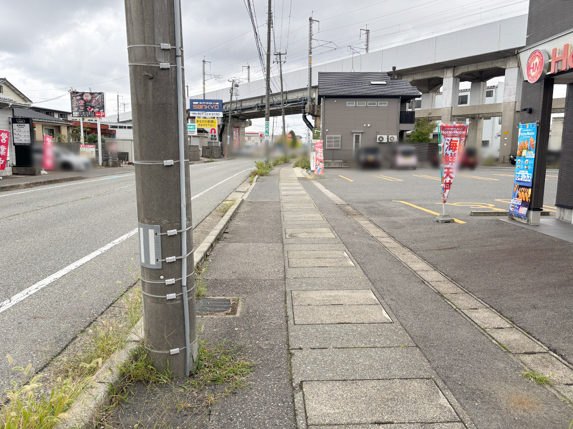 『長岡生姜醤油らーめん 三椒』『新潟ちゃんぽん たねや』『蒸したて工房 あんこ堂』『スタミナ鉄板焼き 元気亭』の複合店舗の周辺