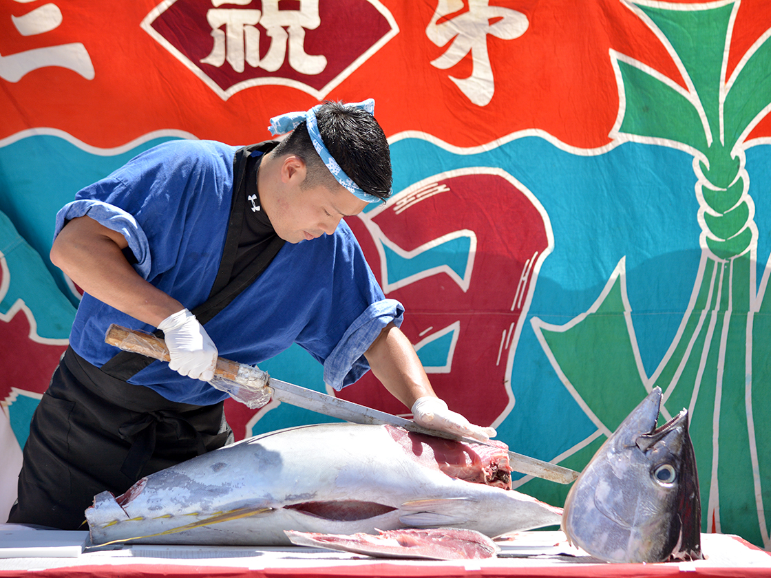 マグロの解体ショー