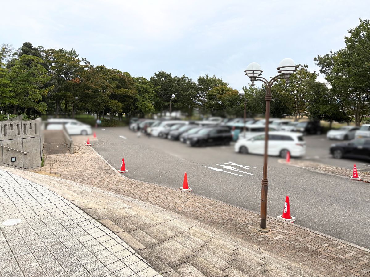 BAKE UP 1YAISMの駐車場