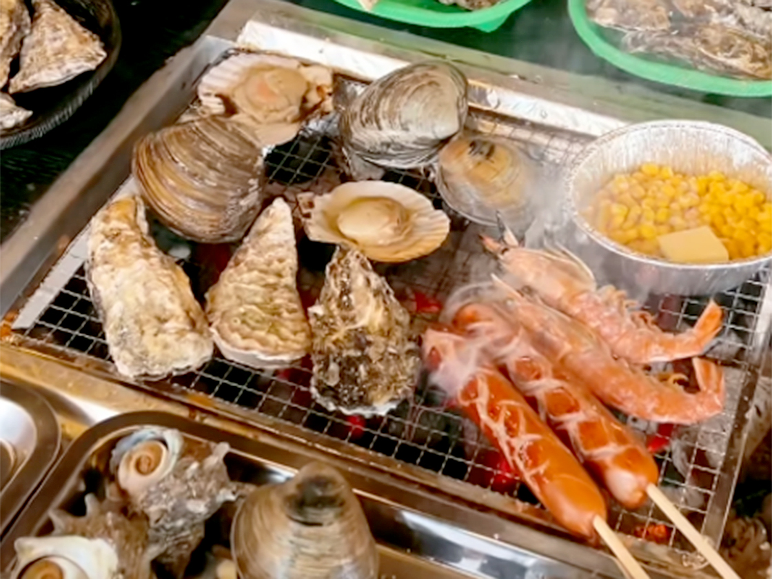 牡蠣奉行 in ドン・キホーテ燕店の海鮮やフランクフルトなど