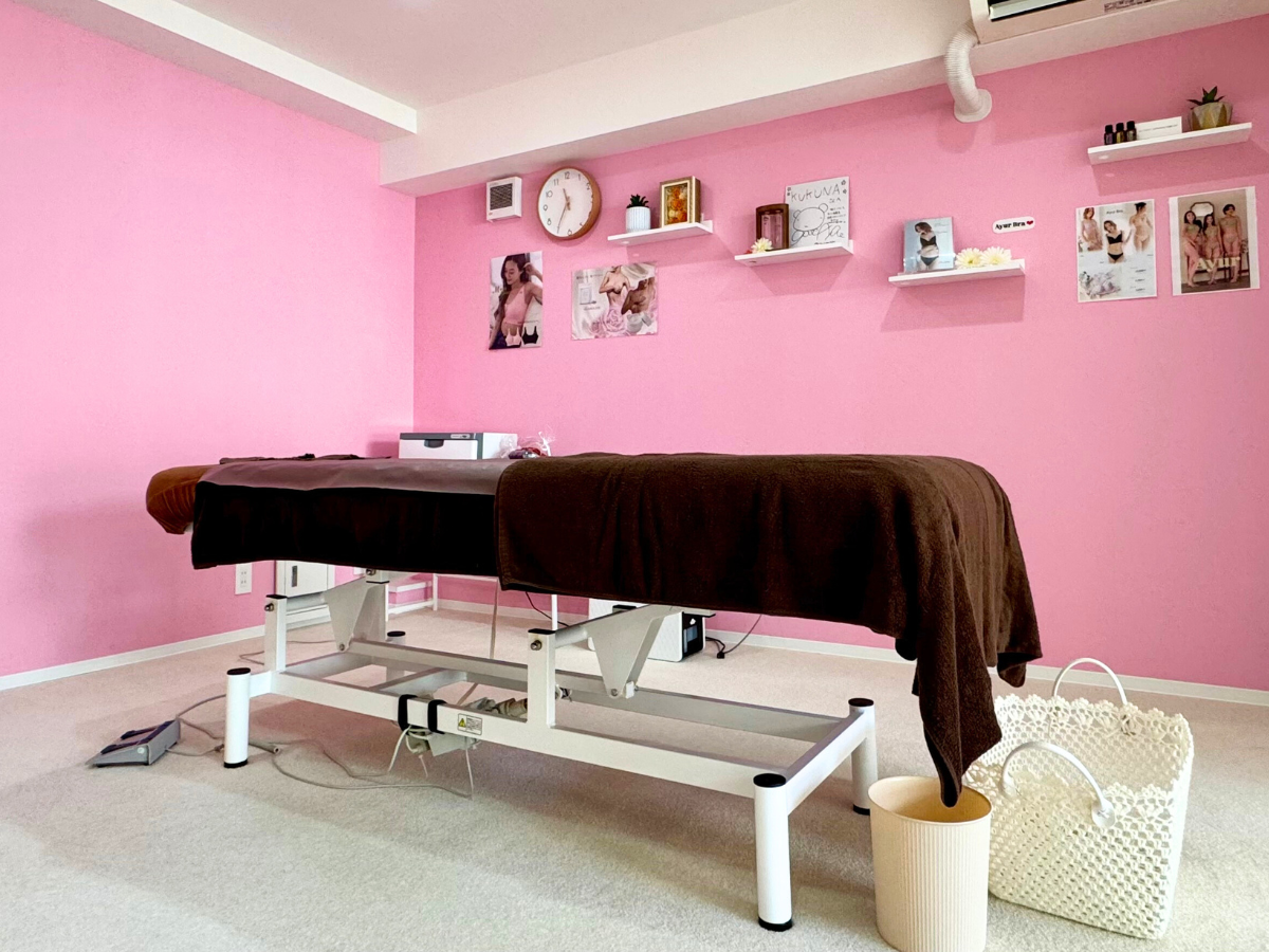 バストアップサロン「KUKUNA」の店内