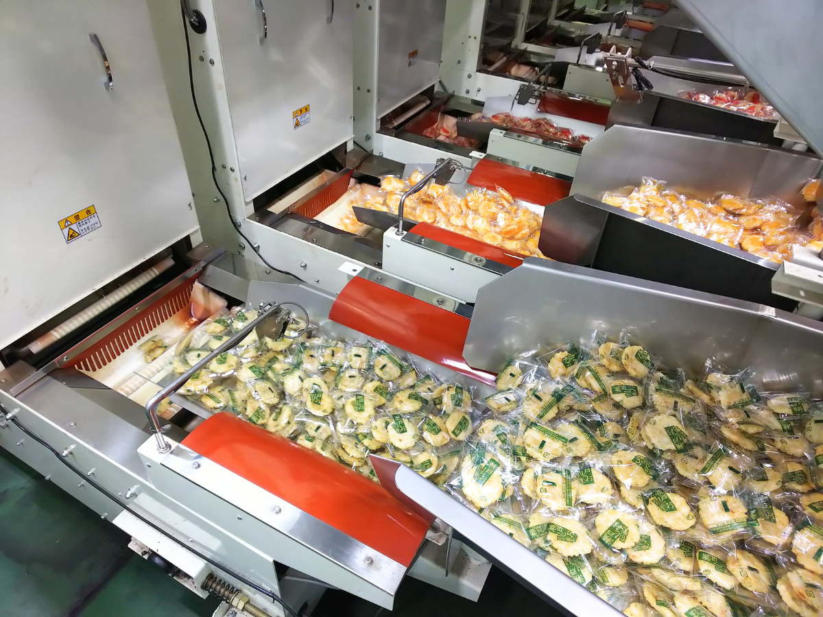 栗山米菓の製造ライン