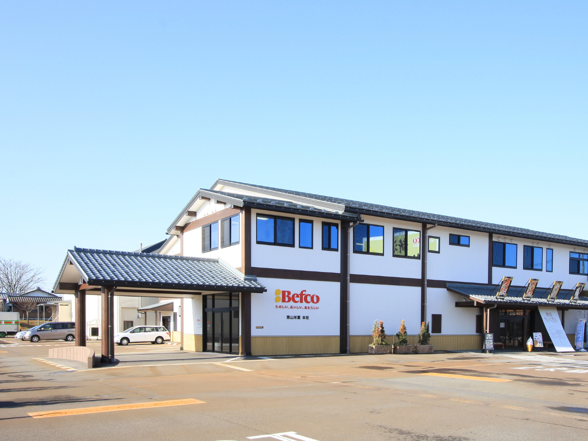 栗山米菓新潟本社の外観