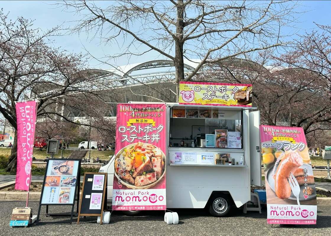 MOMOCO MEAT DINER モモコミートのキッチンカー