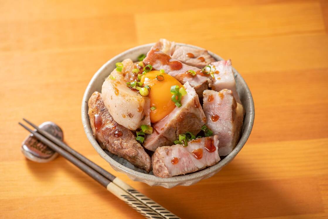 MOMOCO MEAT DINERのローストポークステーキ丼