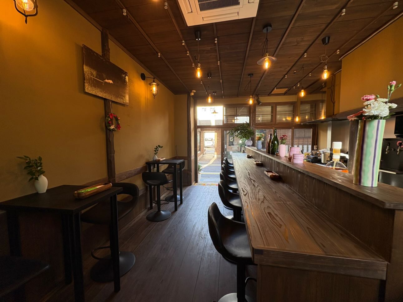 MOMOCO MEAT DINERの店内