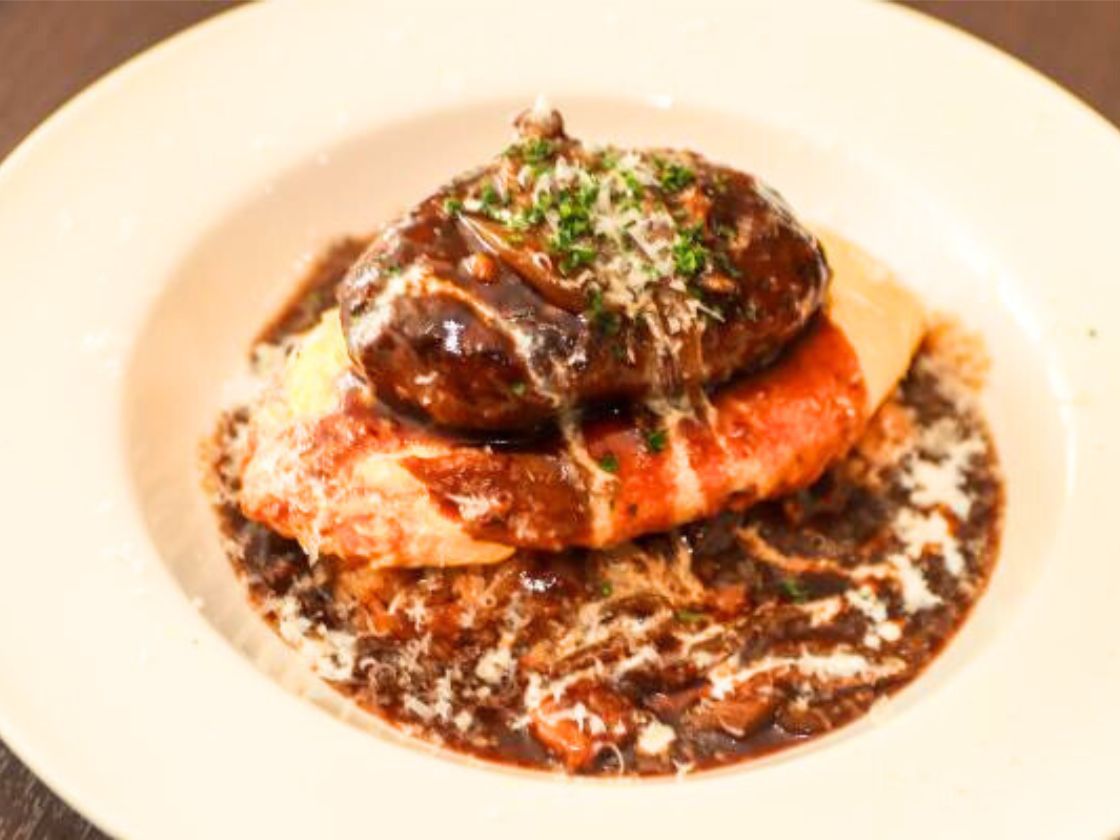 Cafe&Bistro SAKURAYAの煮込みハンバーグオムライス