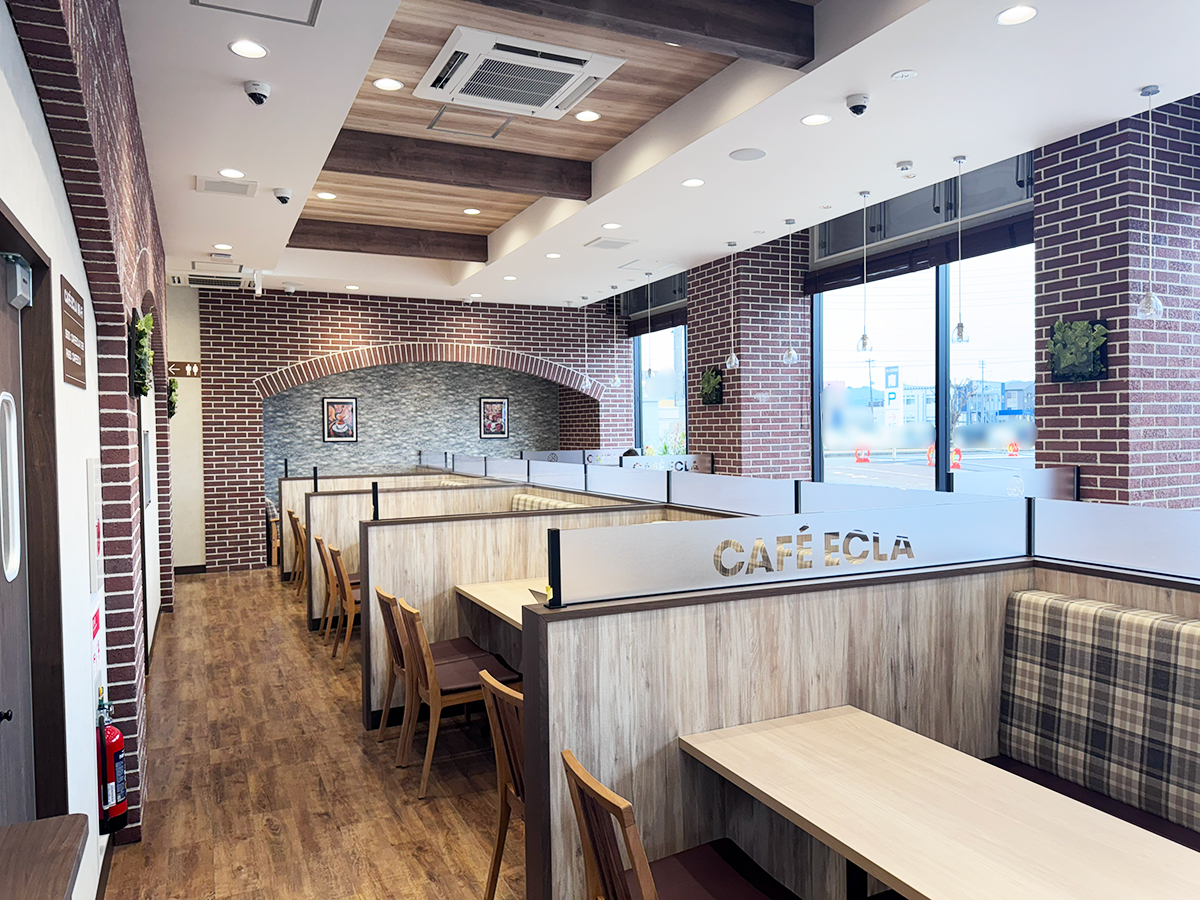 CAFE ECLA 長岡古正寺店の店内