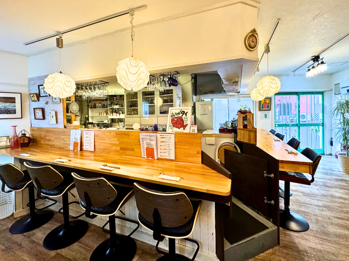 料理と酒とことだまと　ありがとねの店内