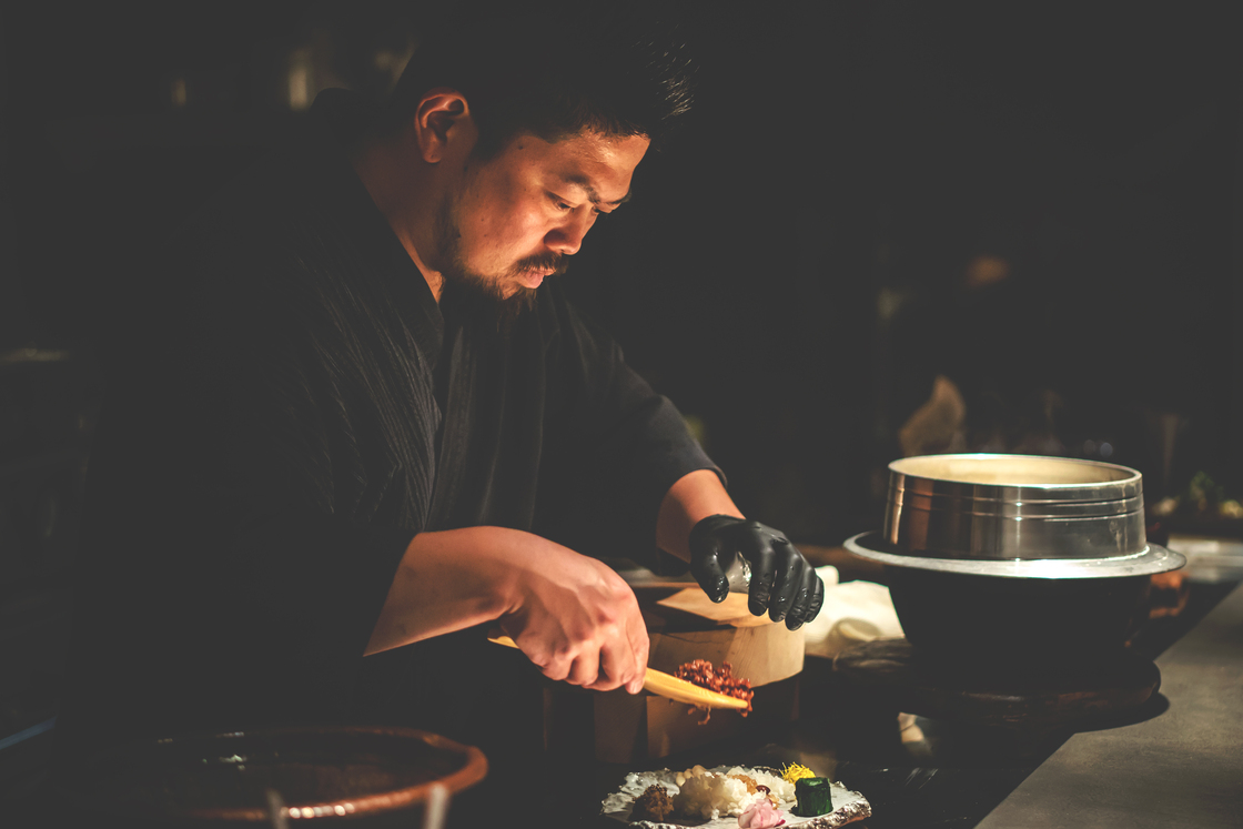 宇呀のオーナー諏佐尚紀さんの調理風景