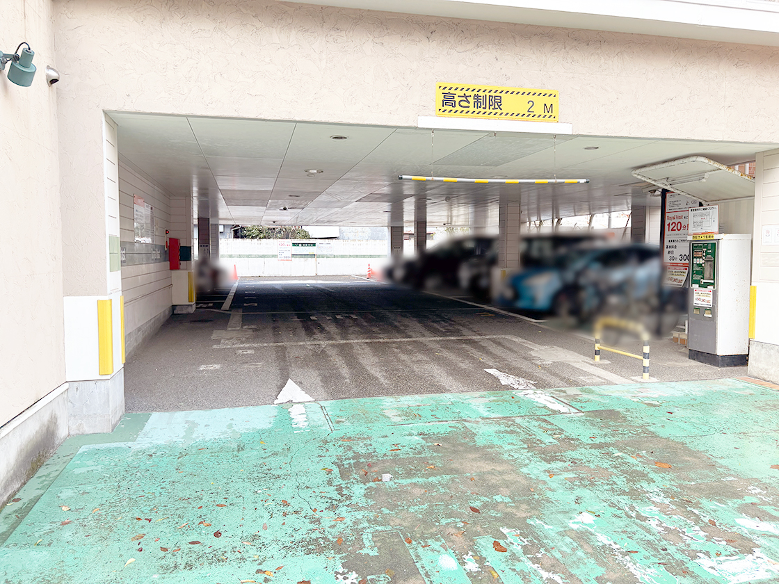 ロイヤルホスト 西堀通店の駐車場