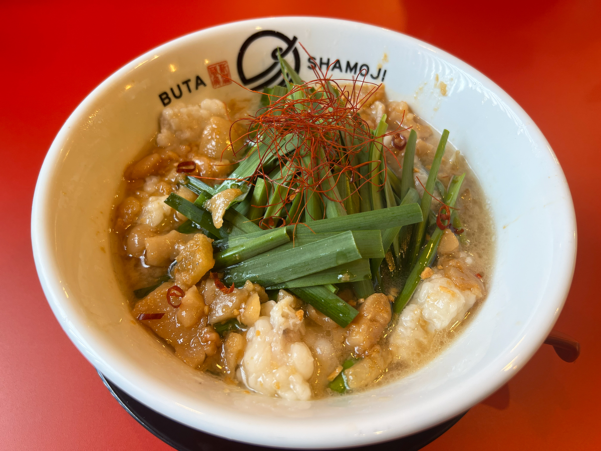 濃厚豚骨醤油ラーメン ブタシャモジ 亀貝店のもつニラソバ