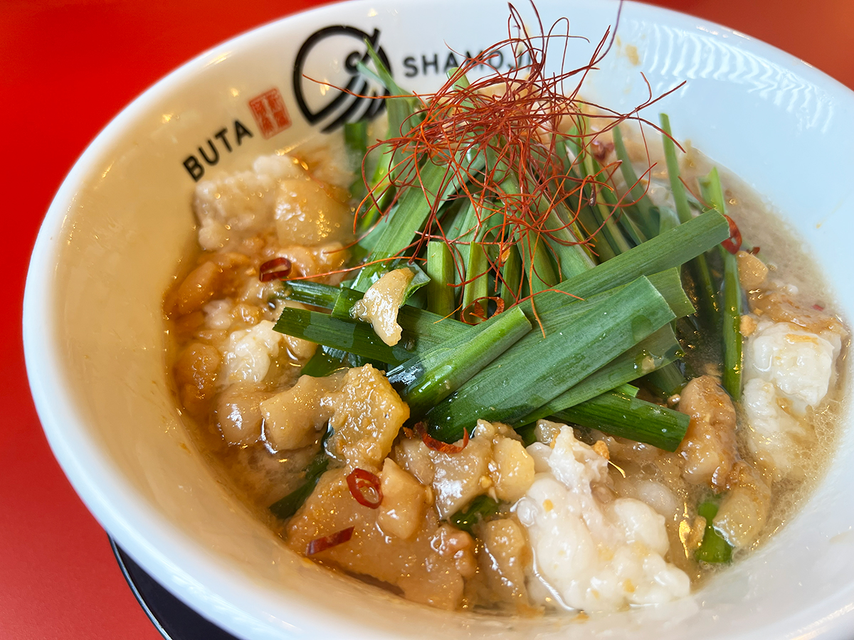 濃厚豚骨醤油ラーメン ブタシャモジ 亀貝店のもつニラソバ