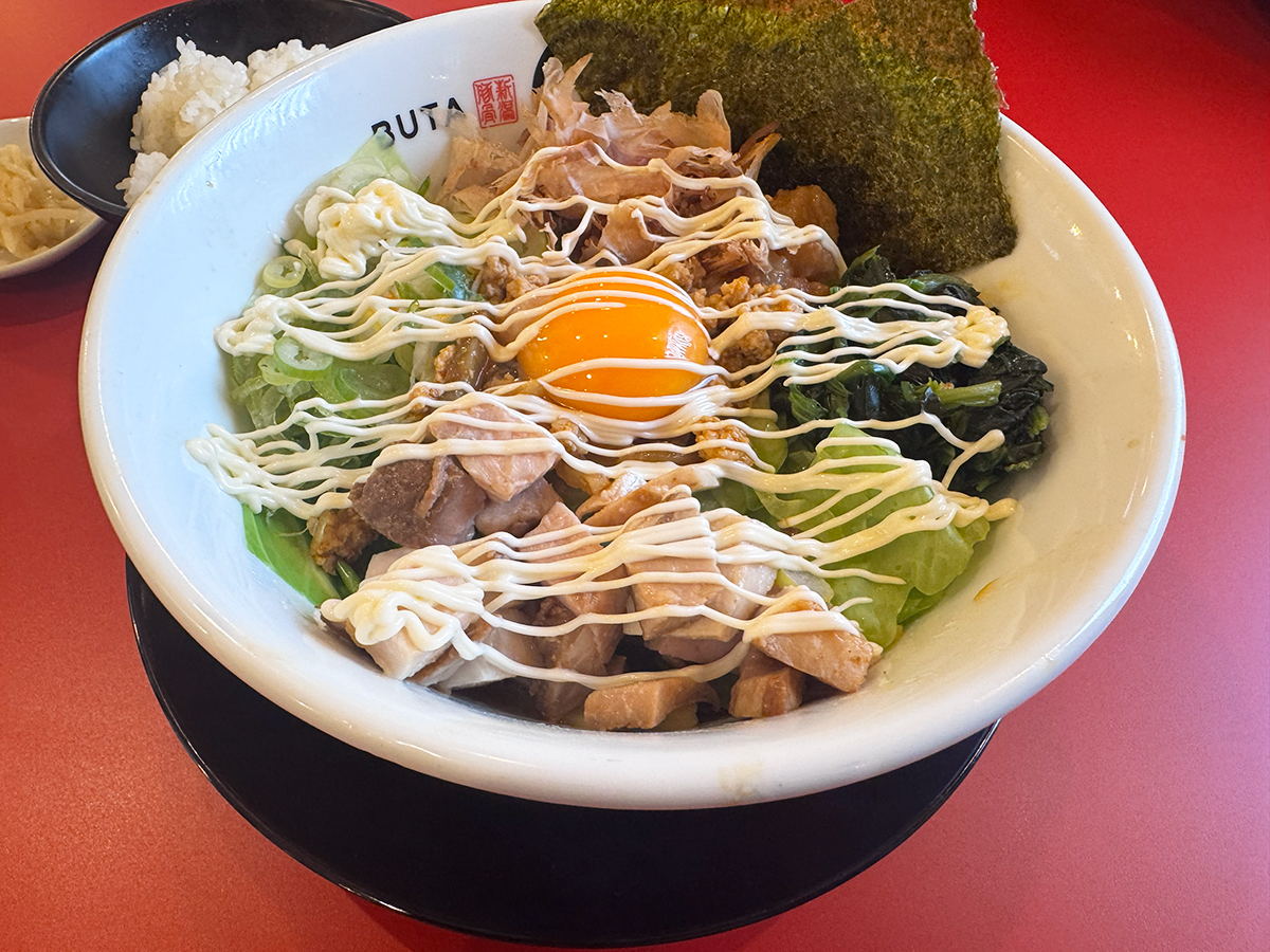 濃厚豚骨醤油ラーメン ブタシャモジ 亀貝店の豚まぜソバ マヨネーズ掛け