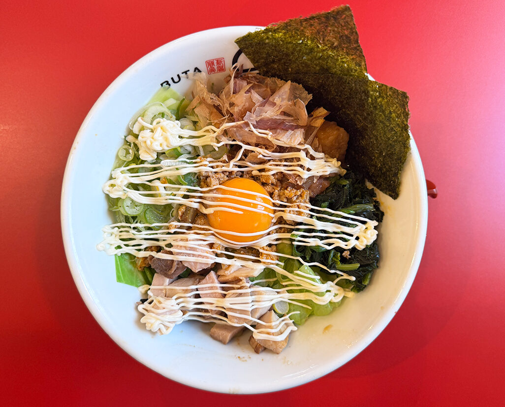 濃厚豚骨醤油ラーメン ブタシャモジ 亀貝店の豚まぜソバ マヨネーズ掛け
