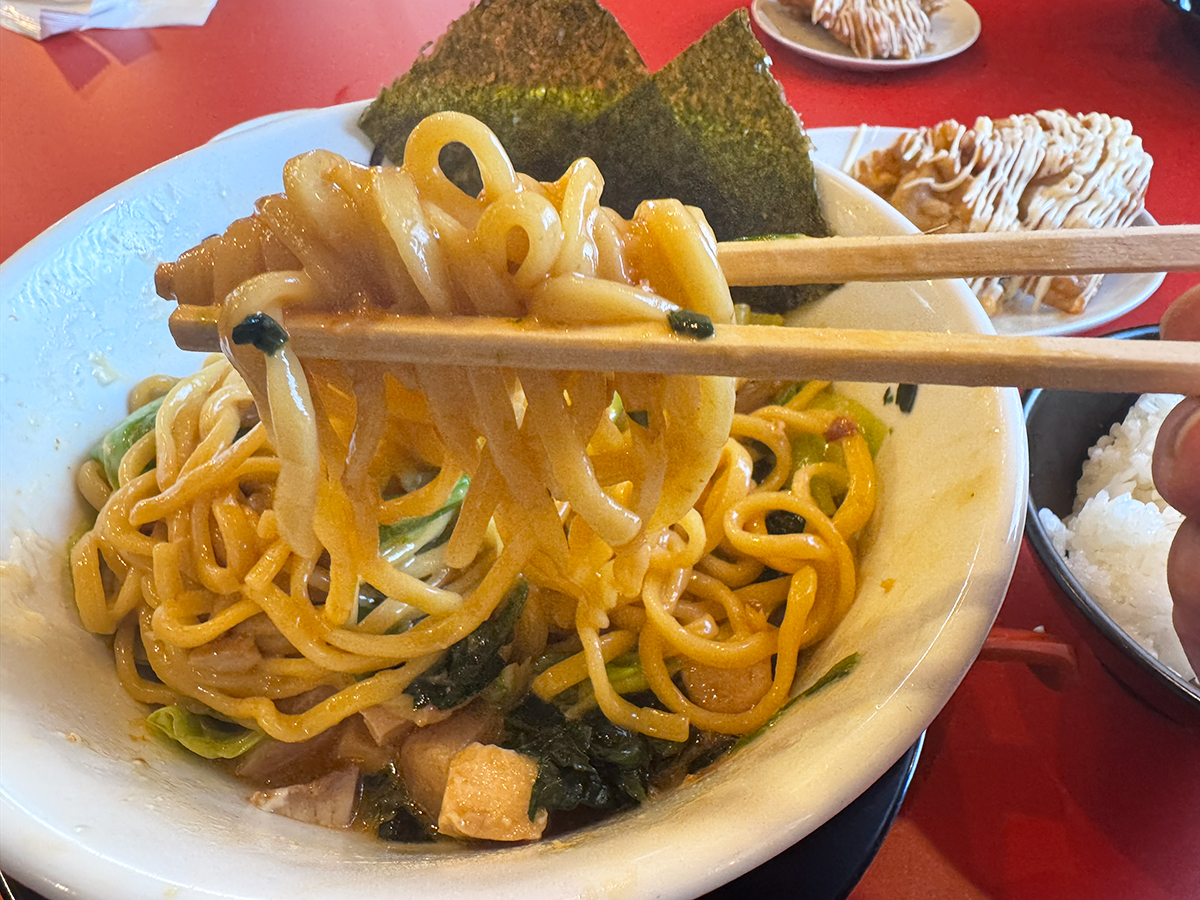 濃厚豚骨醤油ラーメン ブタシャモジ 亀貝店の豚まぜソバ マヨネーズ掛け