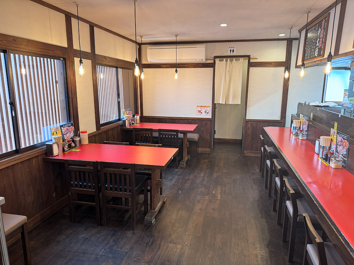 濃厚豚骨醤油ラーメン ブタシャモジ 亀貝店の店内