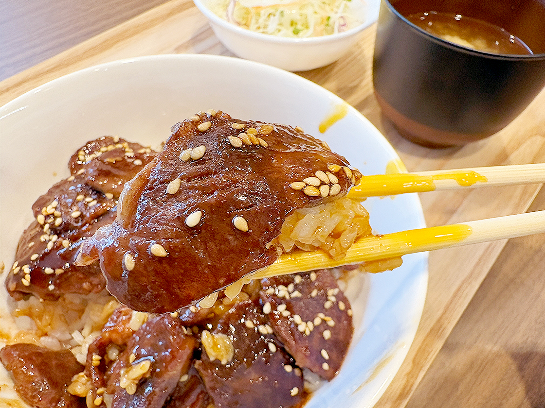 つなぐBALの卵黄熟成牛ハラミ丼