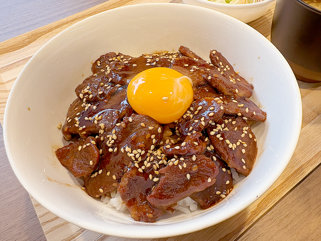 つなぐBALの卵黄熟成牛ハラミ丼