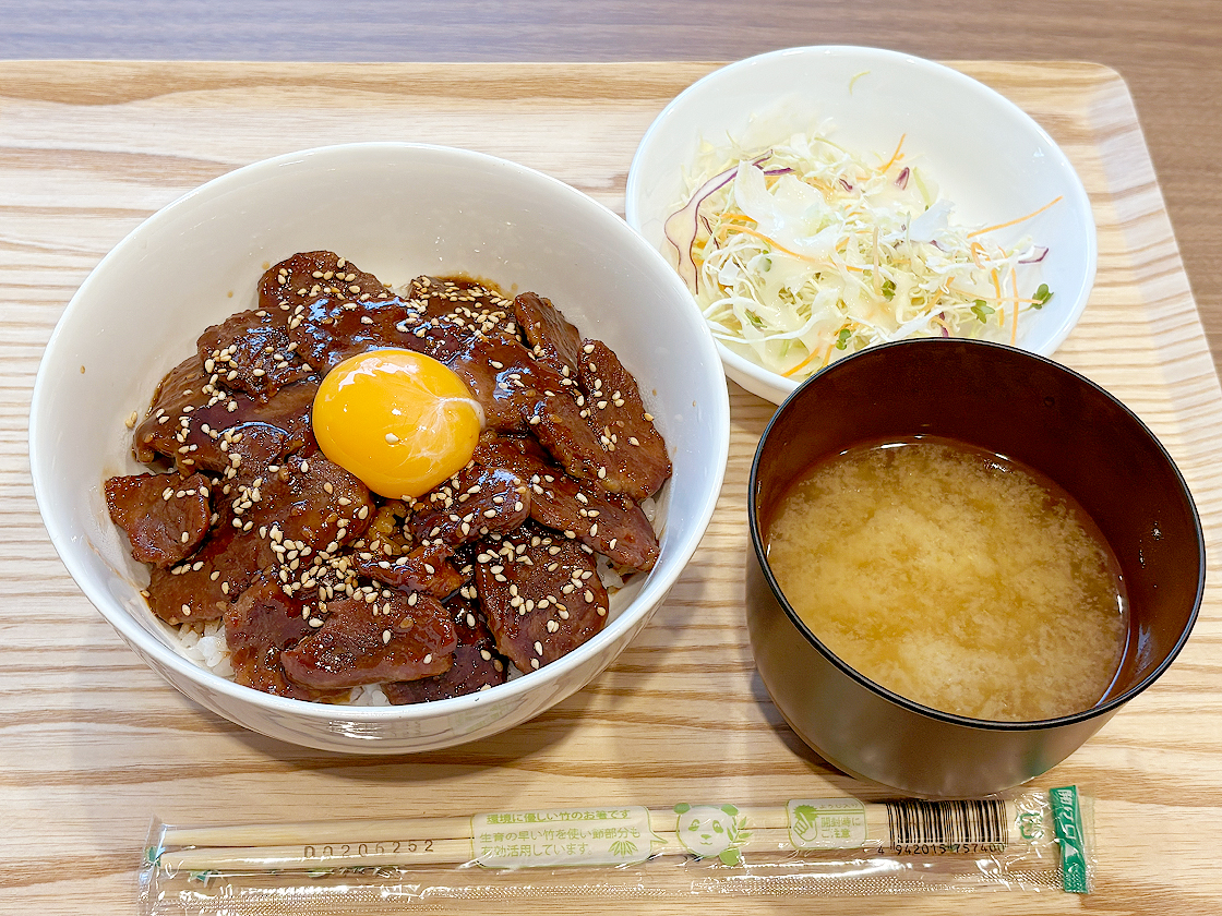 つなぐBALの卵黄熟成牛ハラミ丼