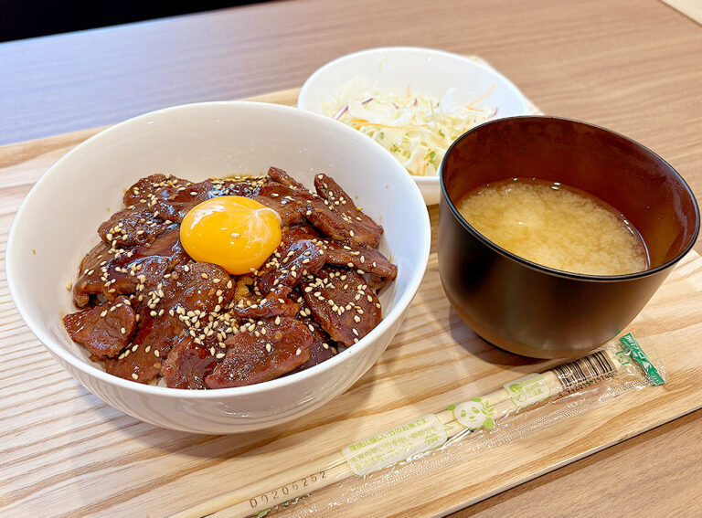つなぐBALの卵黄熟成牛ハラミ丼