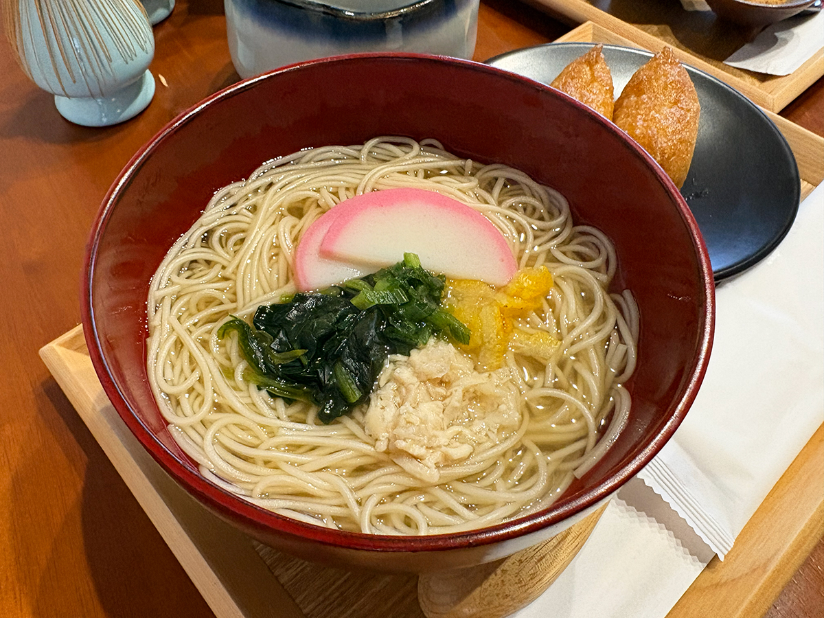 甘味処ふじ元のにゅうめんとおいなりさんのセット