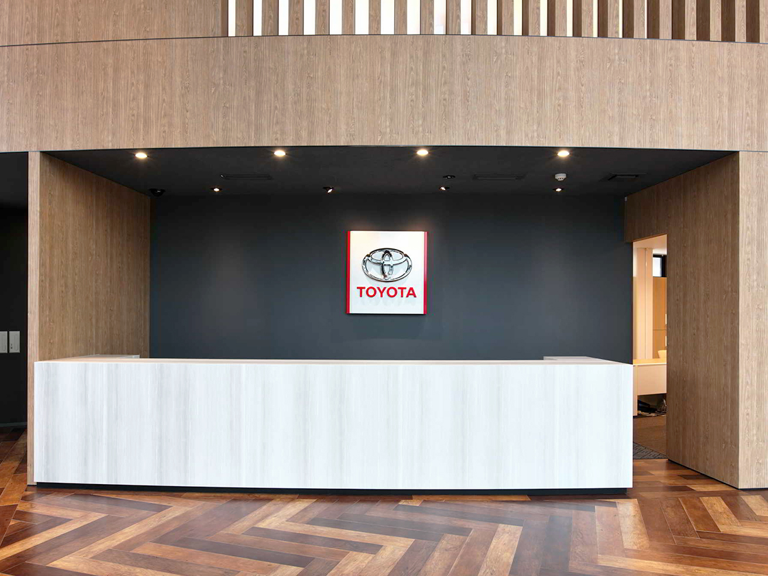 トヨタカローラ青山フォーラム店の店内