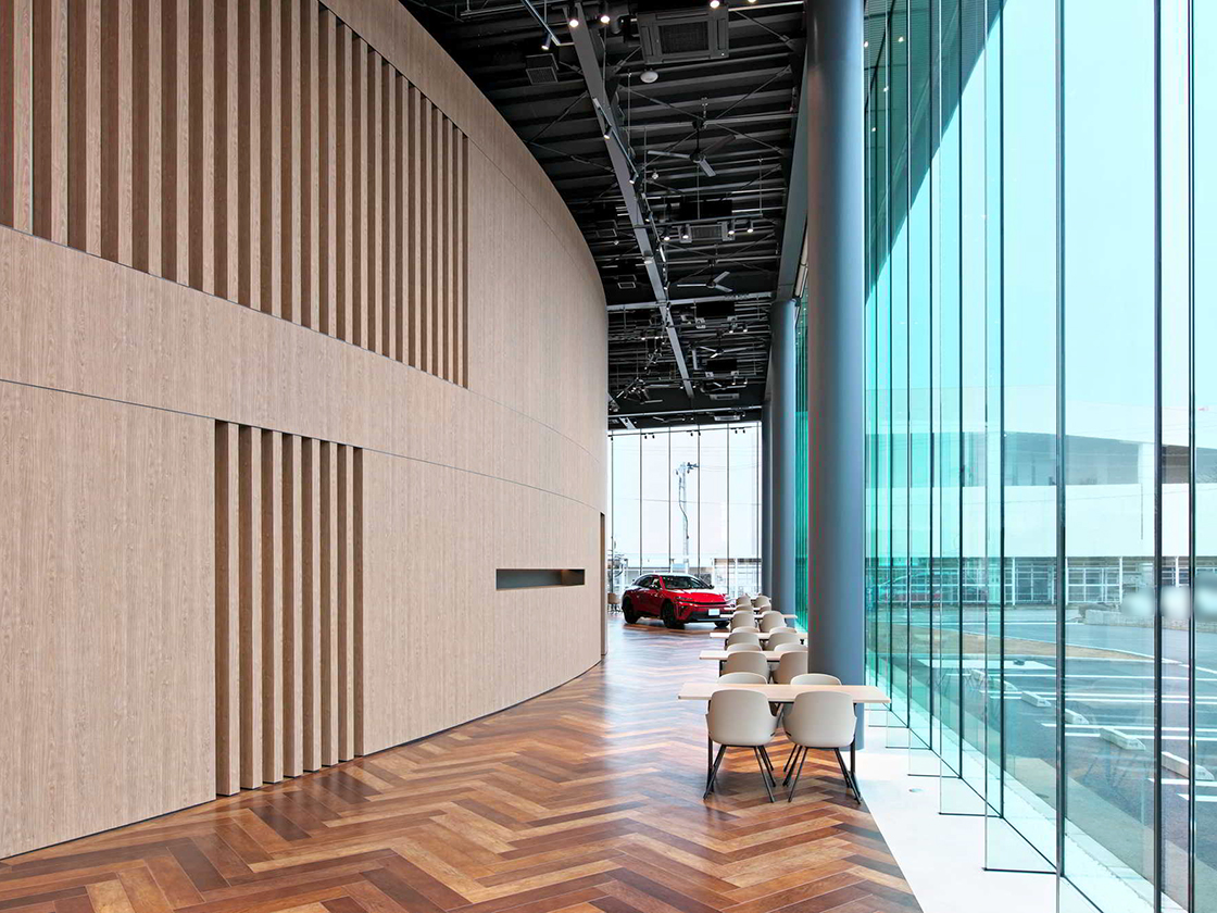 トヨタカローラ 青山フォーラム店の店内