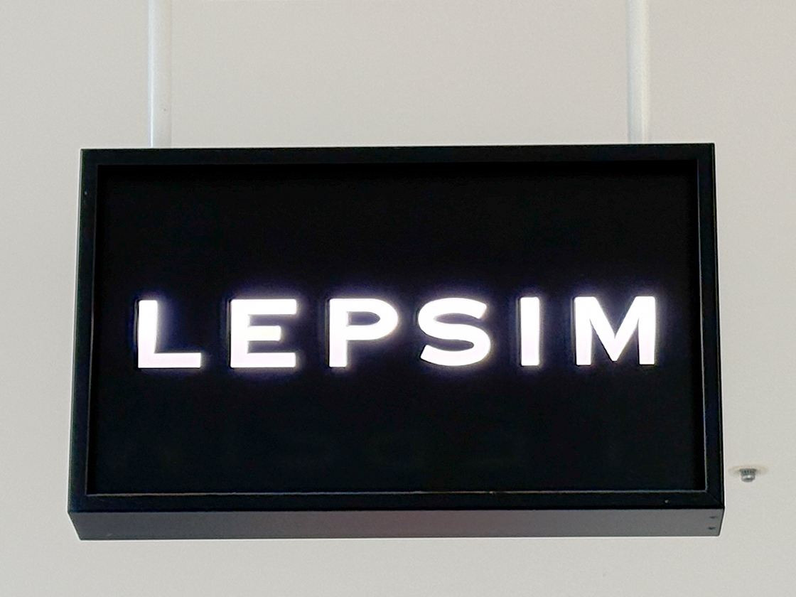 LEPSIM ラブラ万代店の看板
