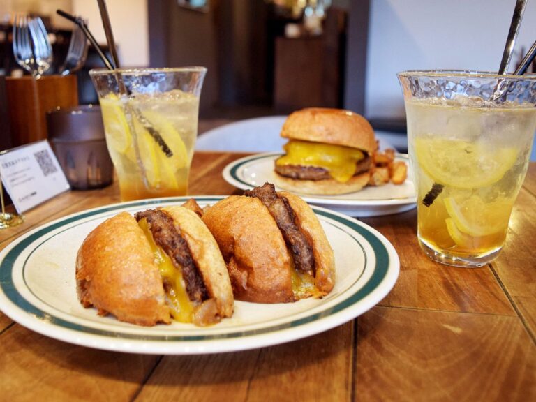 BRISKSTAND NIGATA　切ったやつ　チーズバーガー