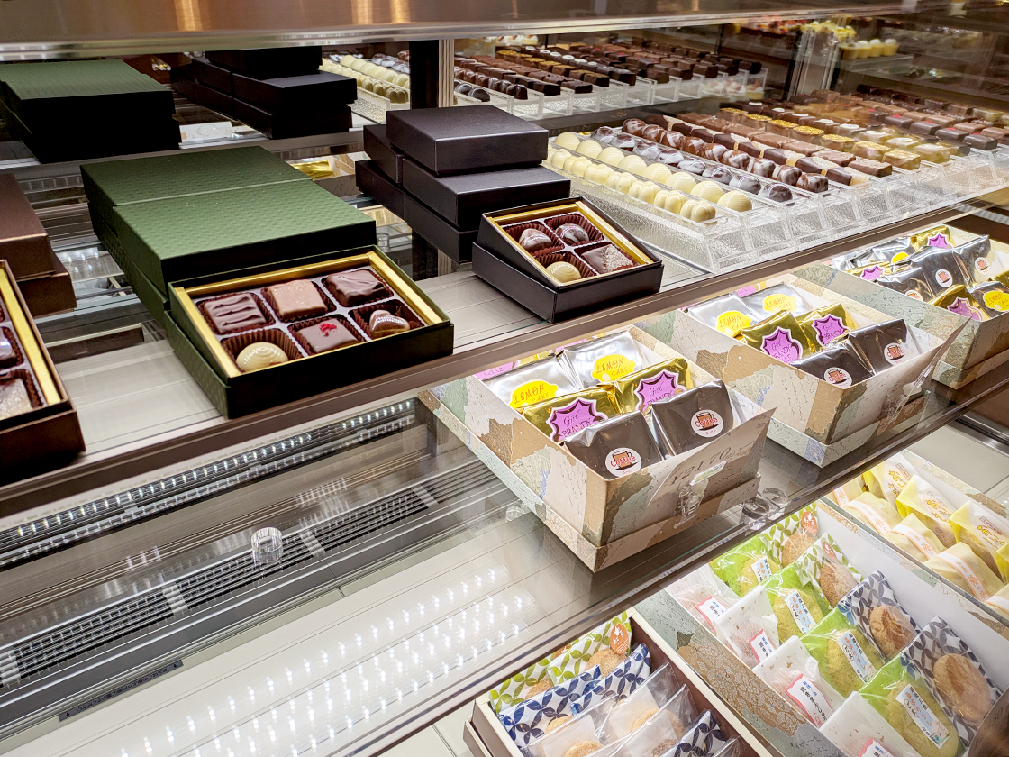 むさしや菓子店のショーケース