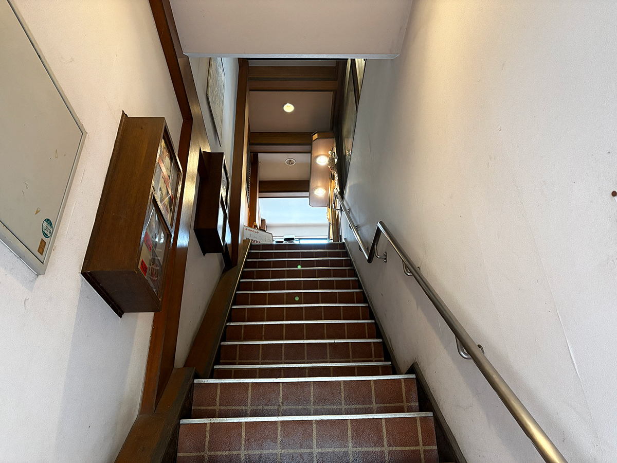 洋食の店 キッチンKに続く階段