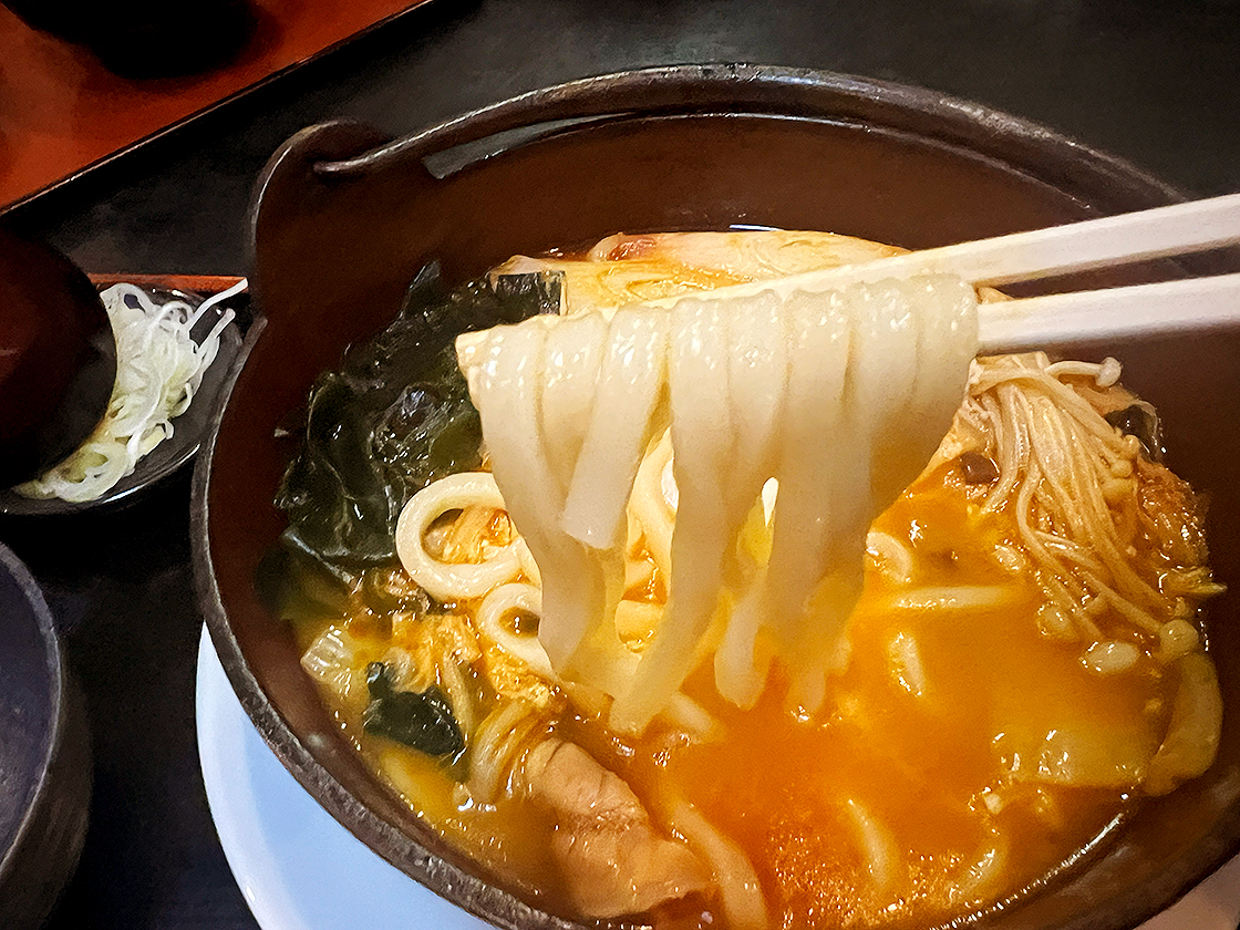 そばの山文 古町本店　赤鍋うどん