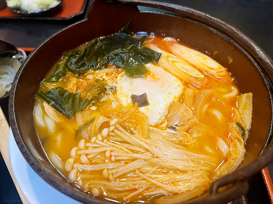 そばの山文 古町本店　赤鍋うどん