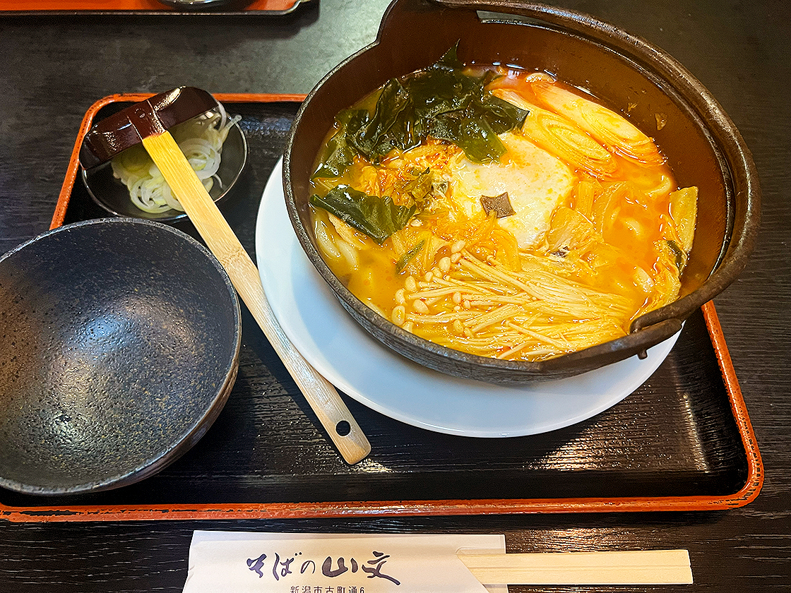 そばの山文 古町本店　赤鍋うどん