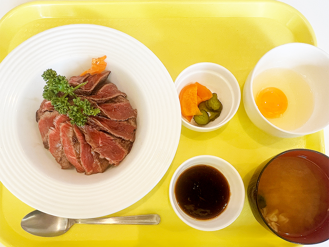 にく祥　熟成牛たっぷりステーキ丼