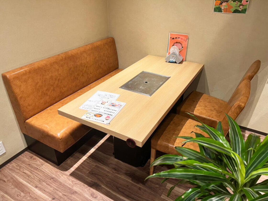 焼肉や善山の店内