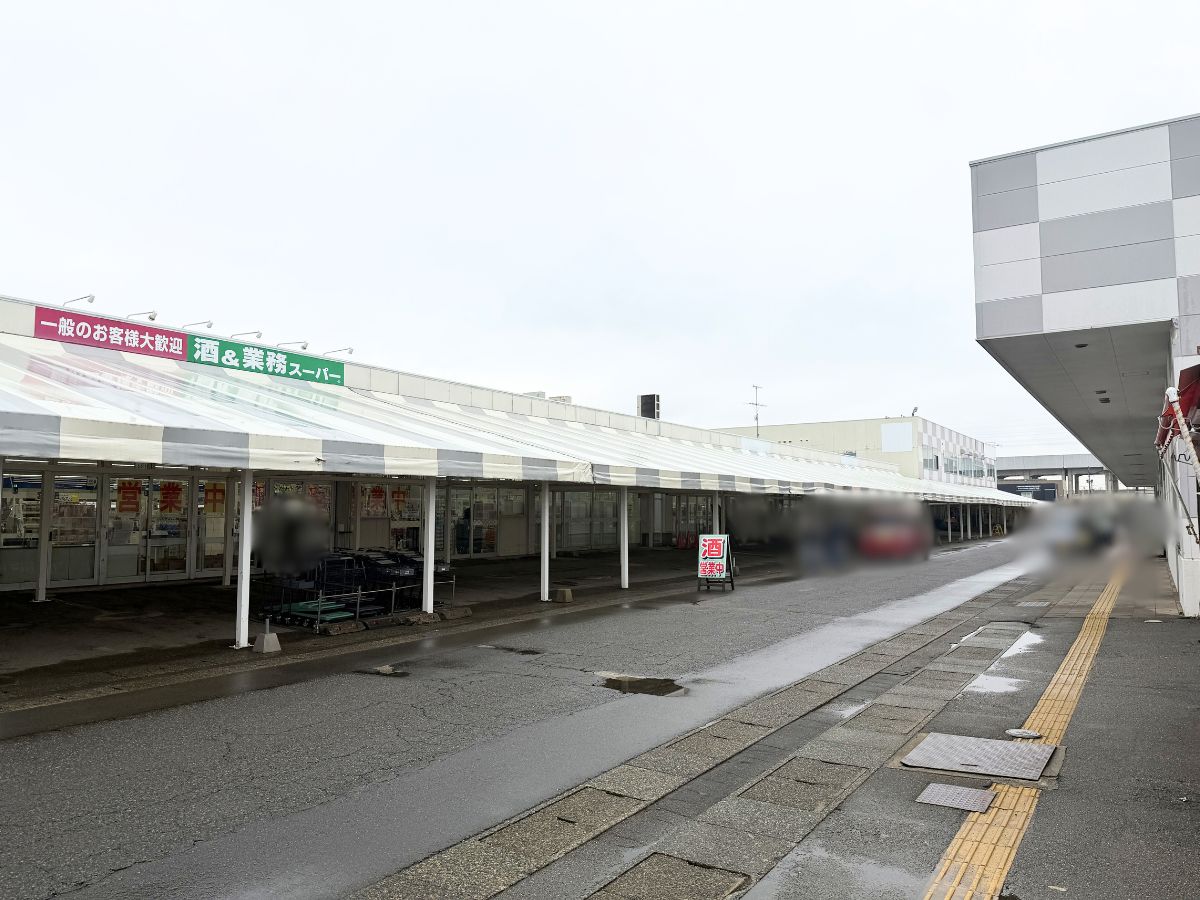 業務スーパー 燕三条店の前にあるチャレンジャー