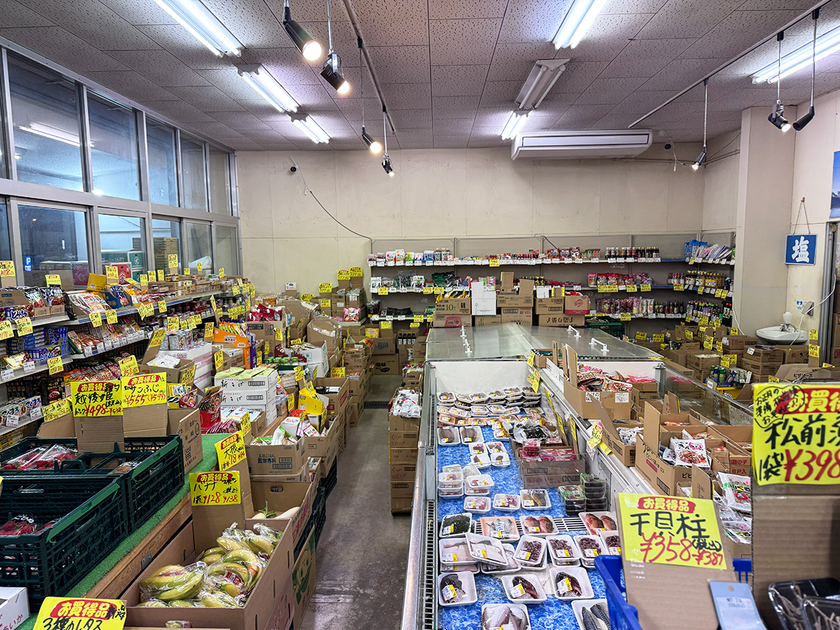 ハチトラ横越店の店内