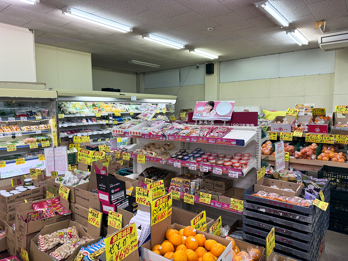 ハチトラ横越店の店内