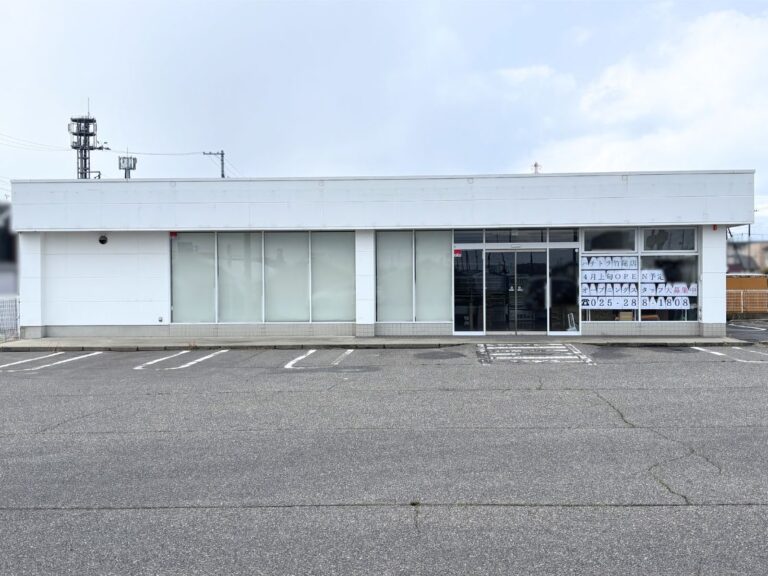 ハチトラ横越店の外観