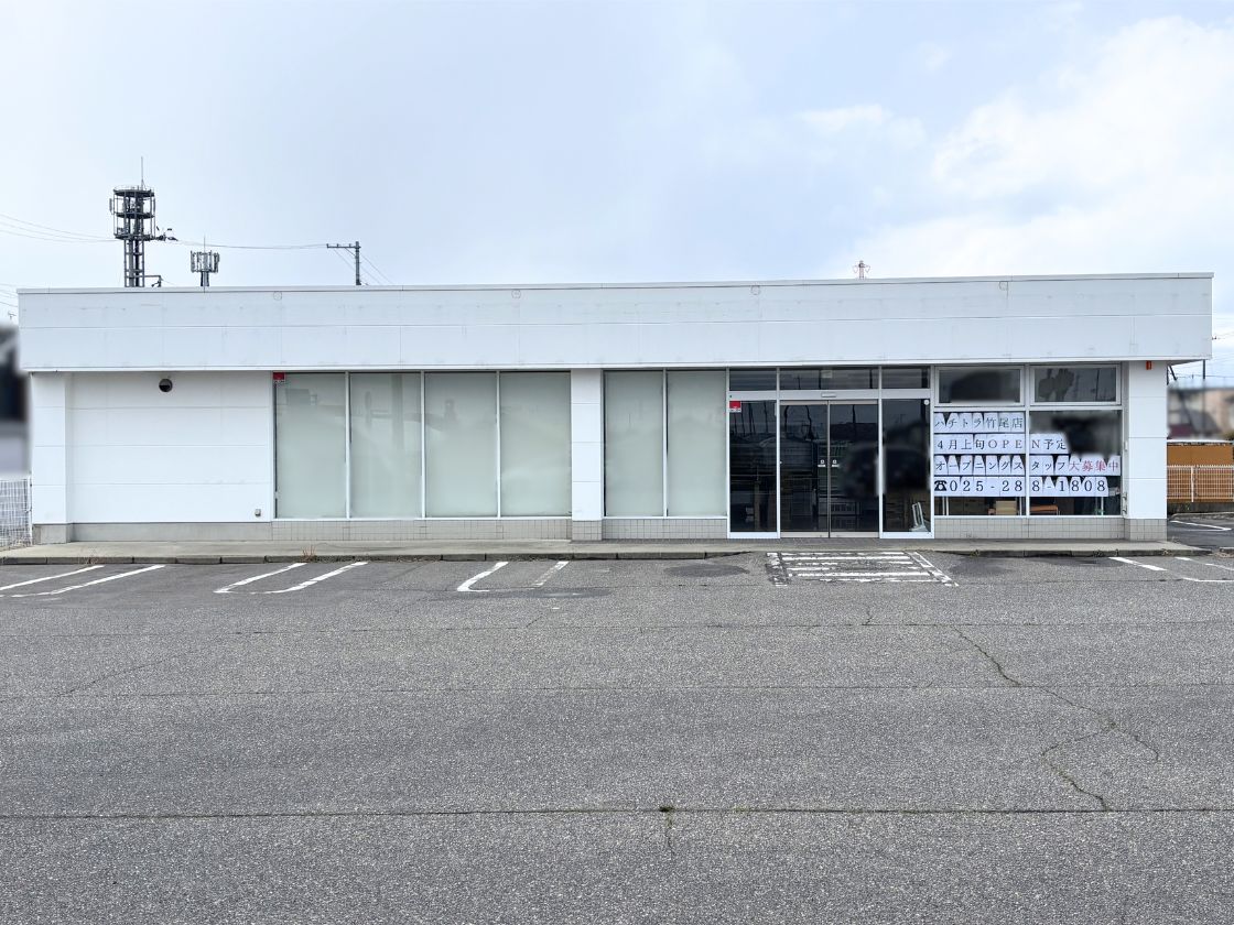 ハチトラ横越店の外観