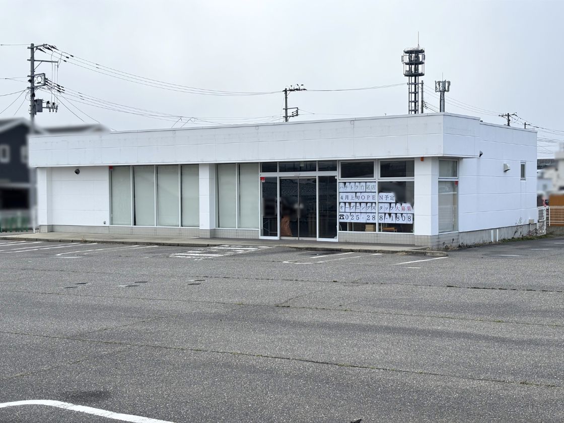 ハチトラ横越店の外観