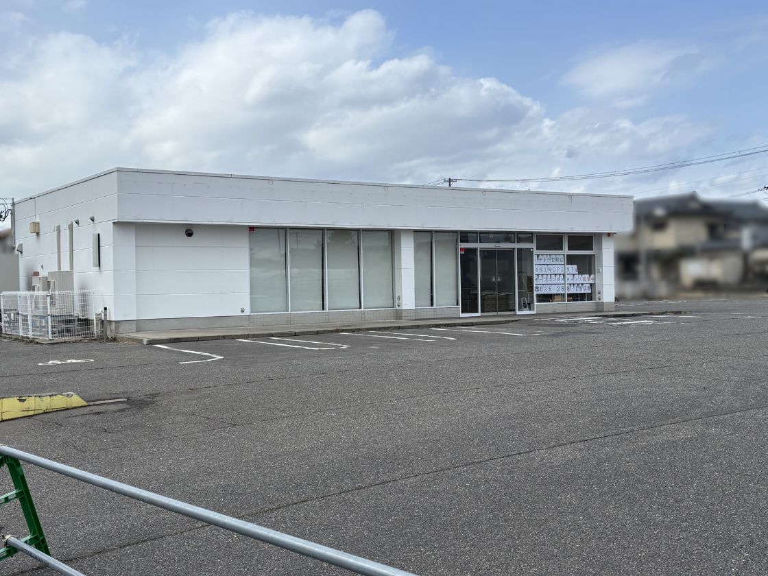 ハチトラ横越店の外観