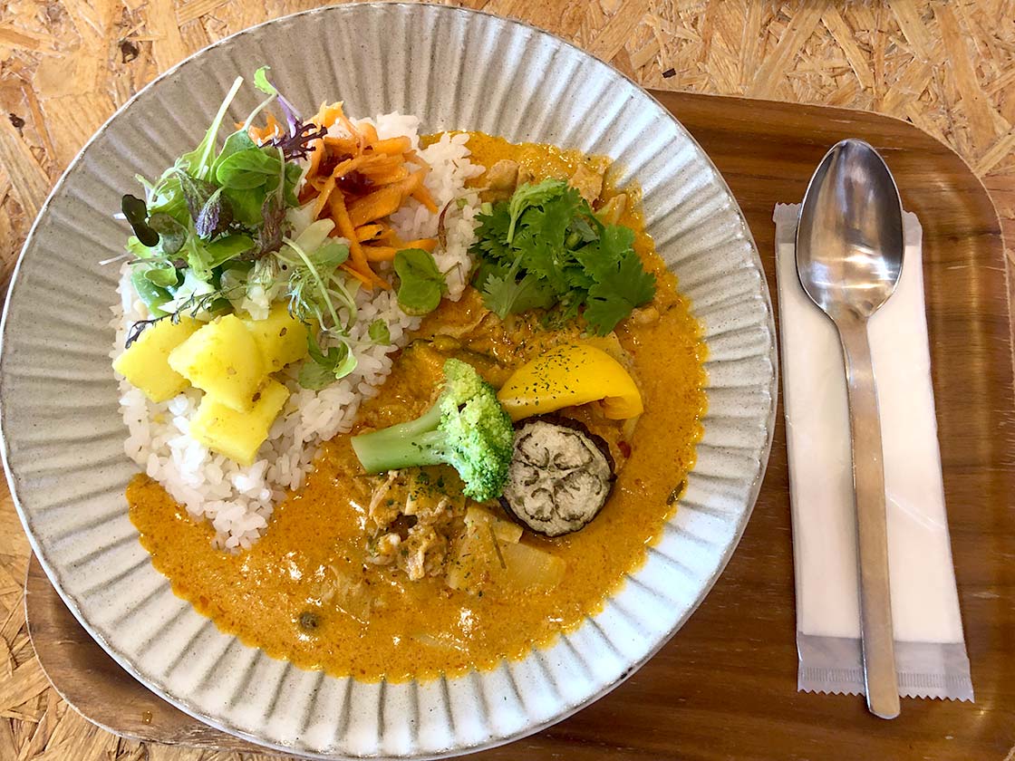 うめやんkitchen直売所のよくばりのっけもりカレー