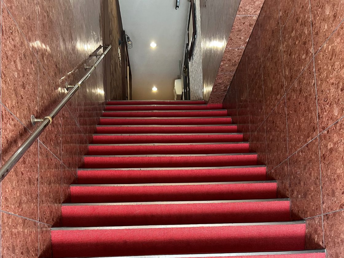 腹ぺこむっこの入口へ続く階段