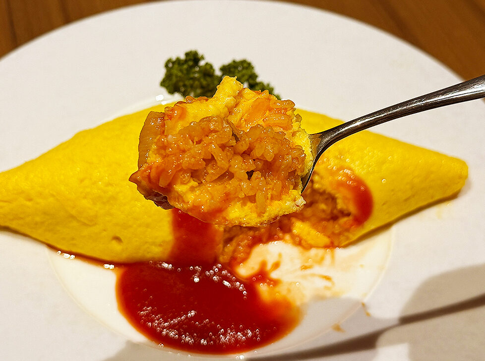 ビストロ＆カフェ六朝館　喫茶店のオムライス