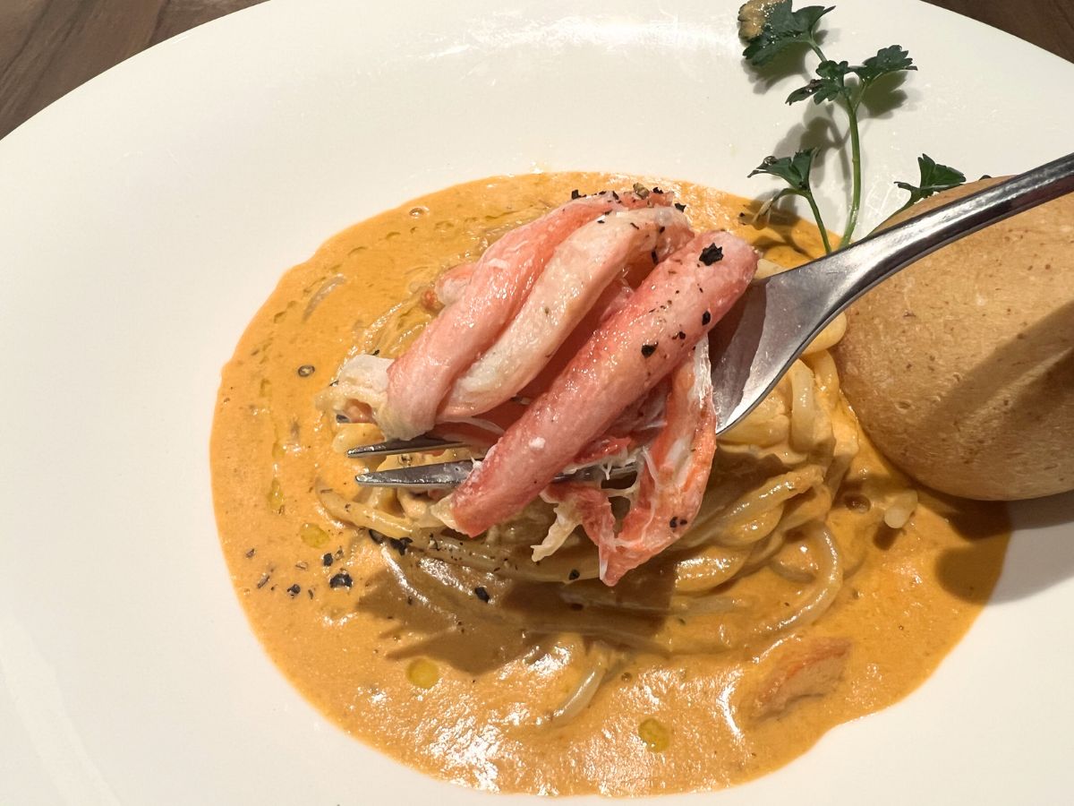 ビストロ＆カフェ六朝館　紅ズワイガニのトマトクリーム