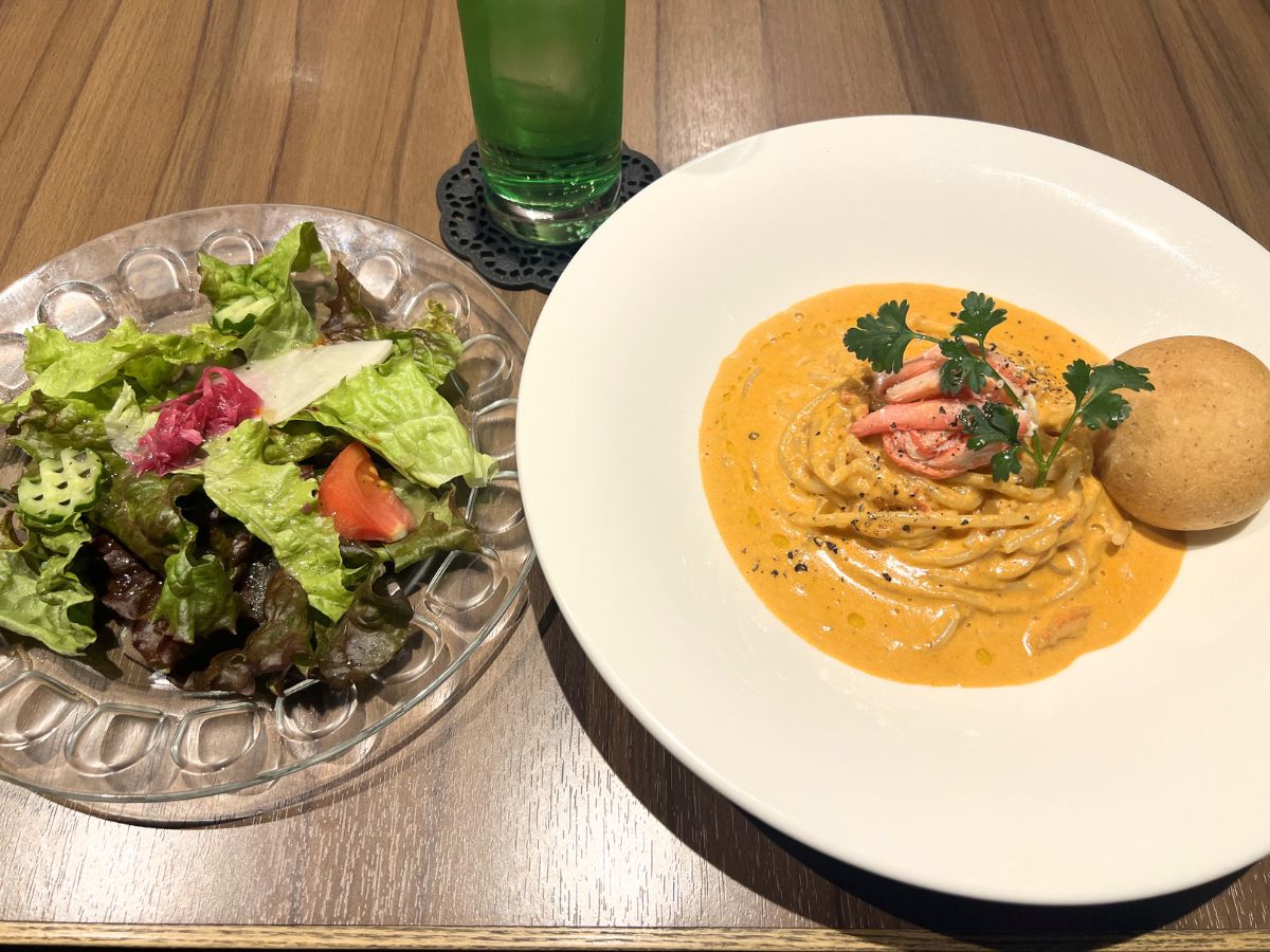 ビストロ＆カフェ六朝館　紅ズワイガニのトマトクリーム