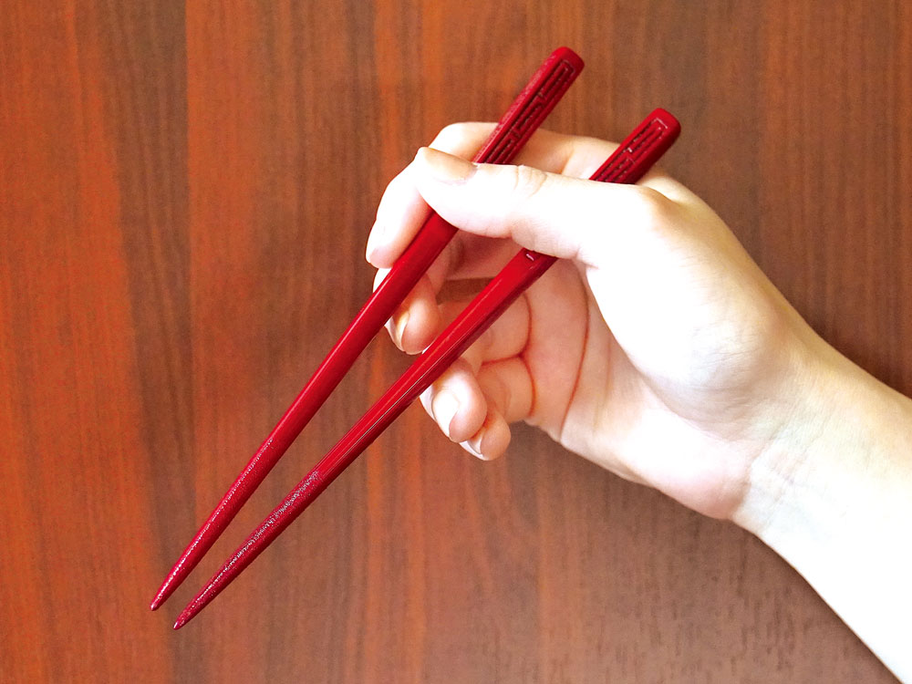 漆塗りのお椀と村上木彫堆朱のお箸